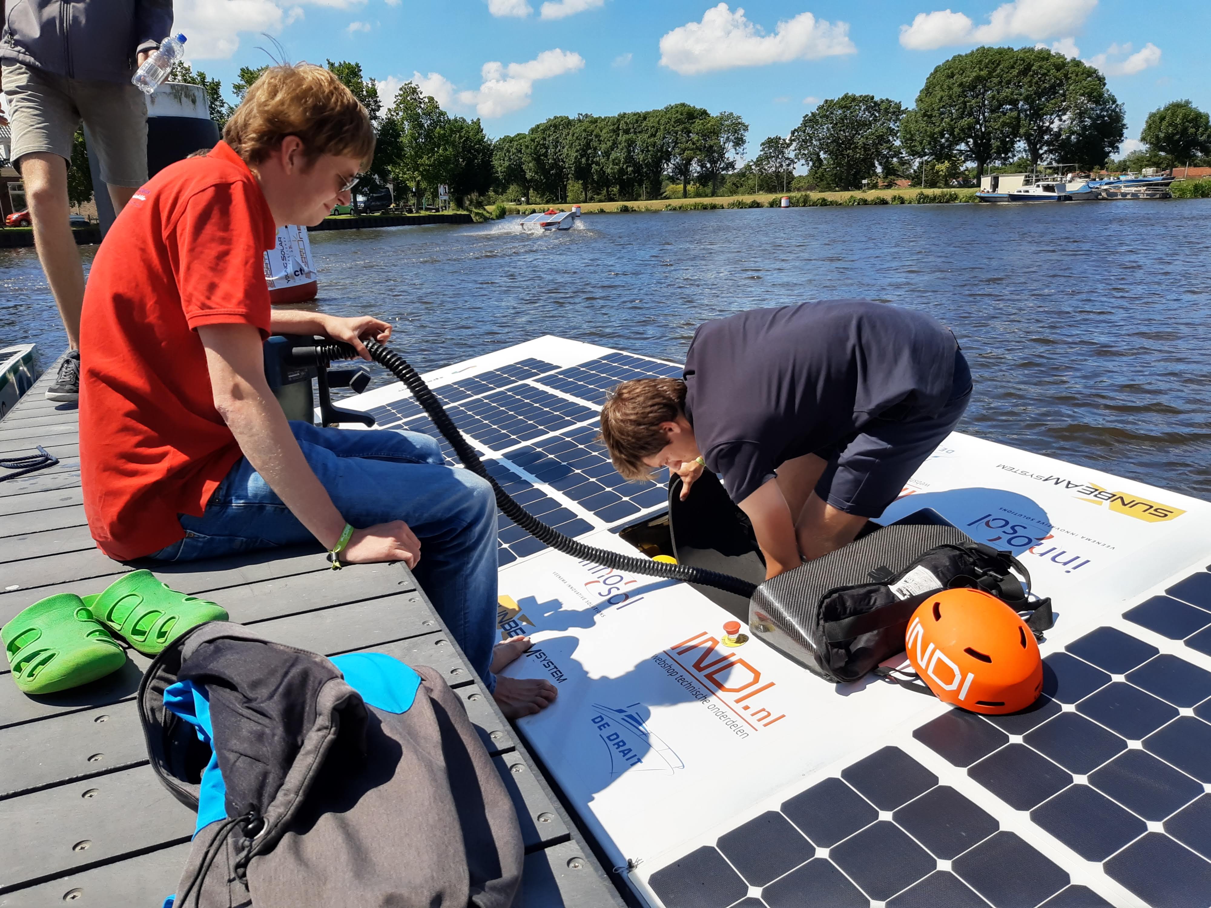 Opzuigen van het water in de boot